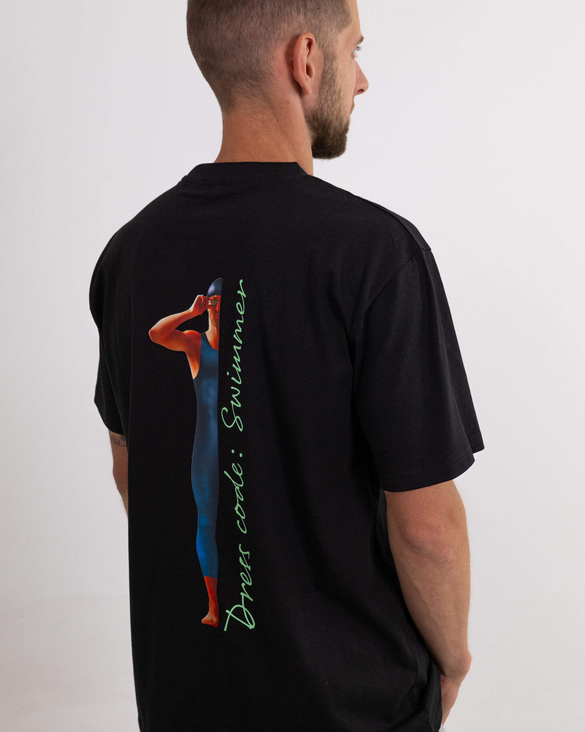 Camiseta Regular Dress Code Swimmer Hombre Black 2 scaled