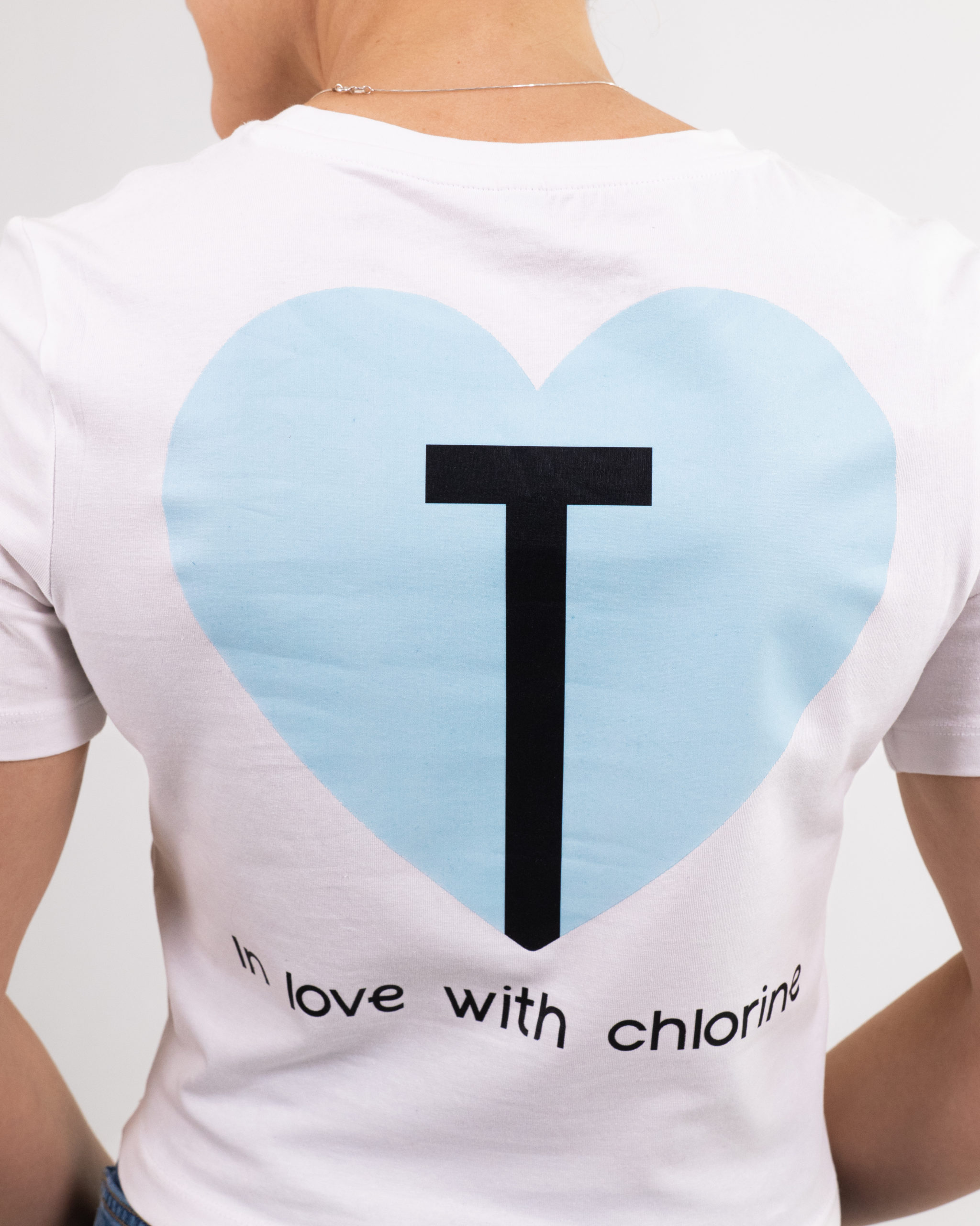 Camiseta Crop In Love With Chlorine Mujer White 2 scaled