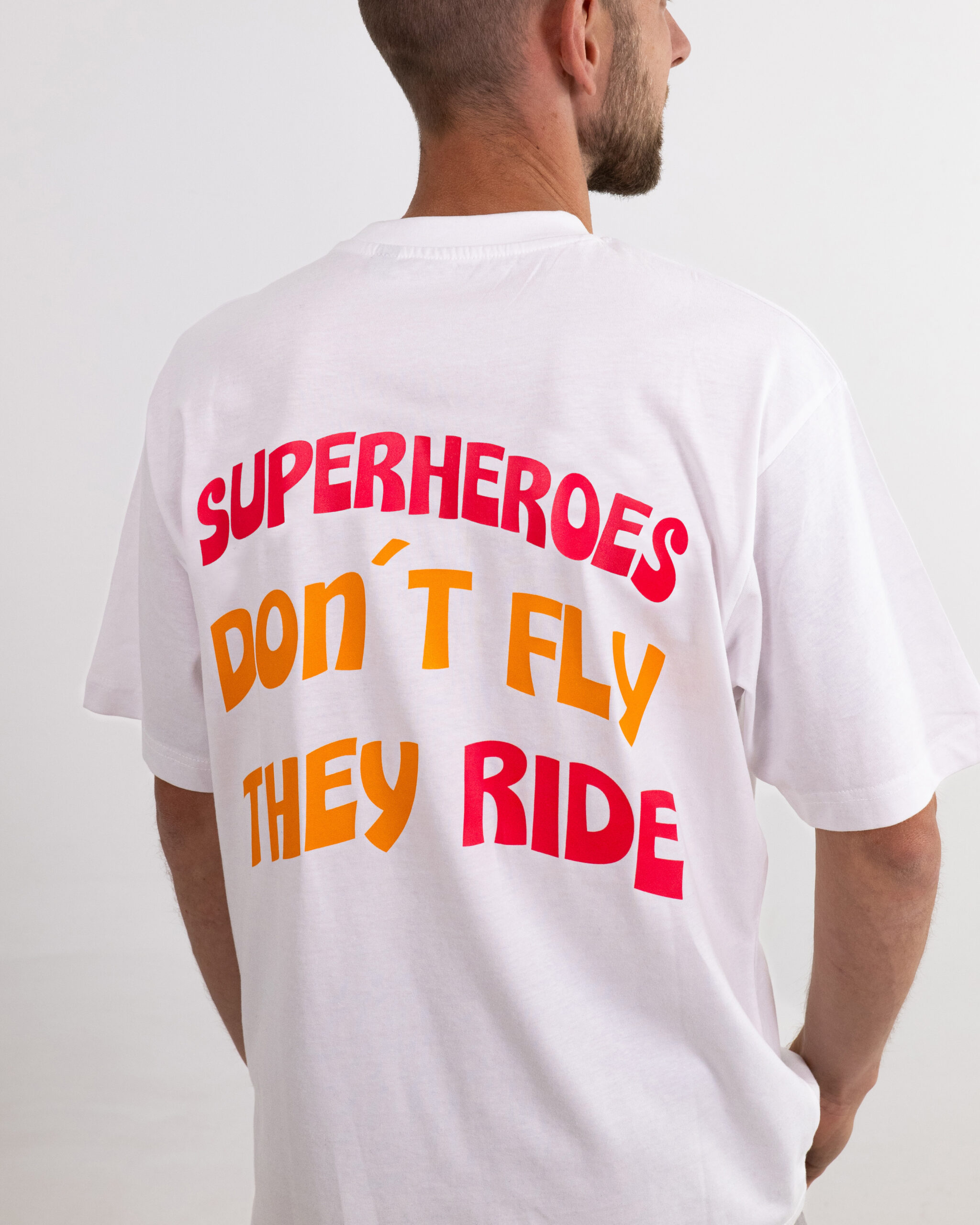 Camiseta Oversize Superheroes Ride Hombre White 2 scaled