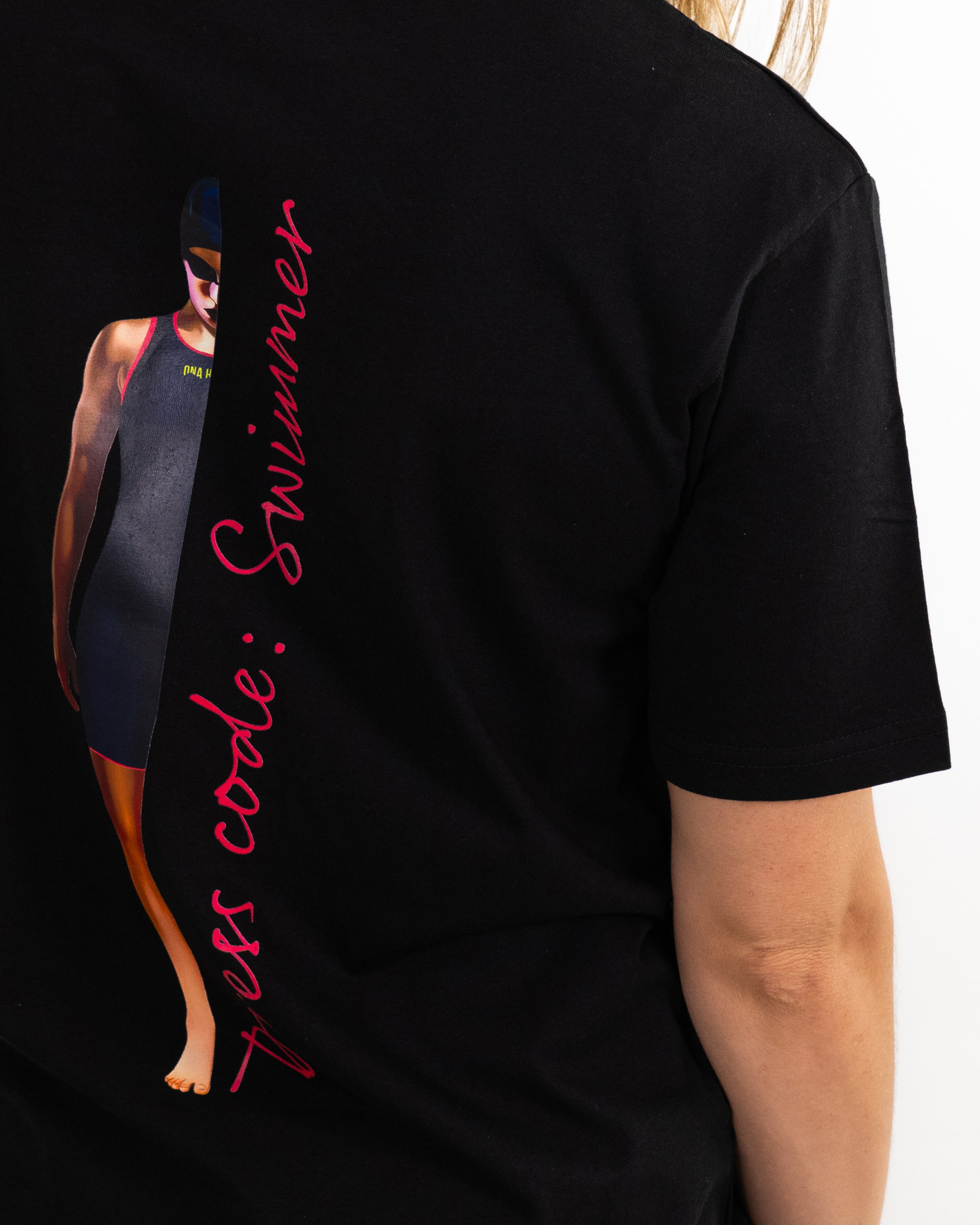 Camiseta Regular Dress Code Swimmer Mujer Black 3 scaled