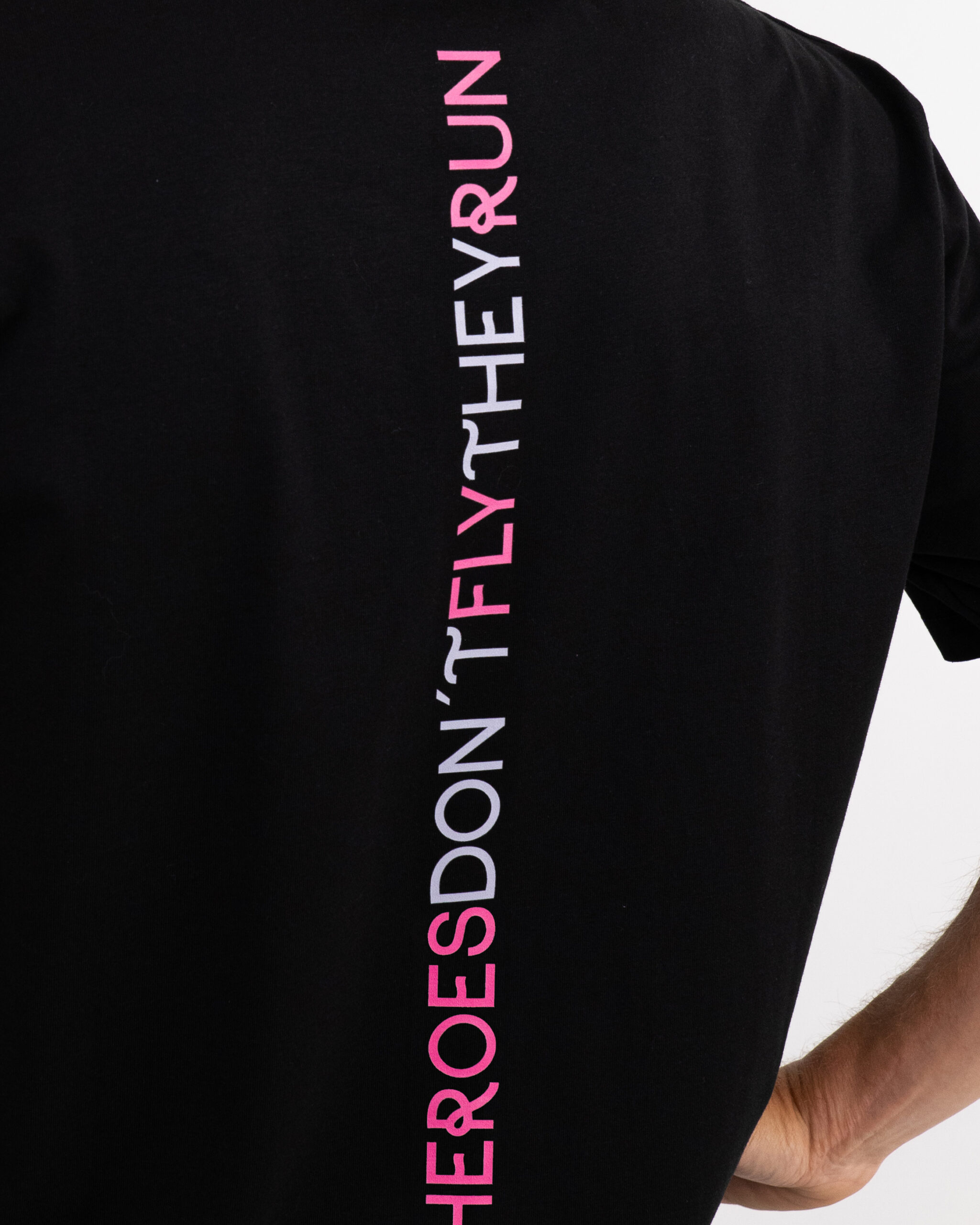 Camiseta Regular Line Superheroes Run Hombre Black 3 scaled