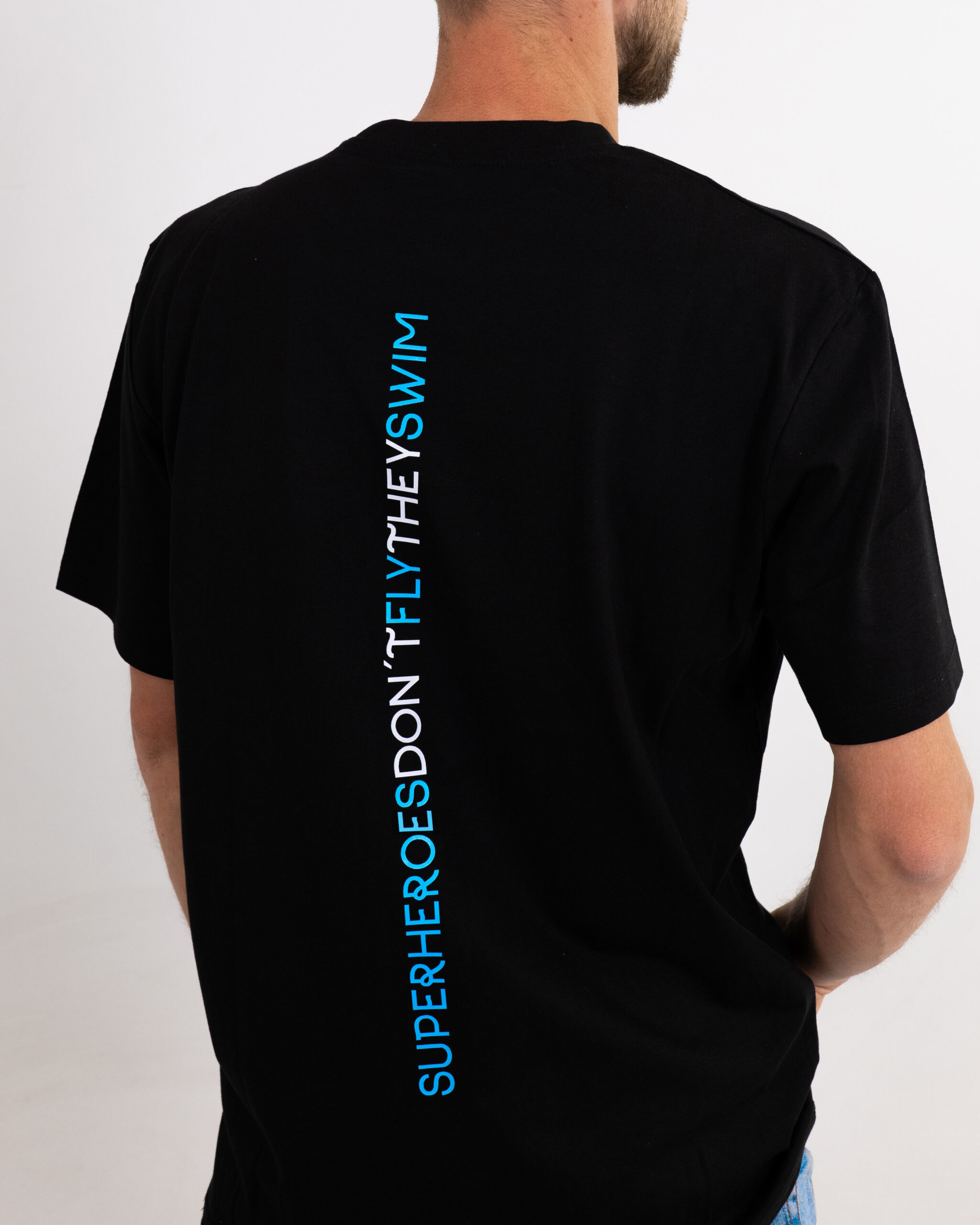 Camiseta Regular Line Superheroes Swim Hombre Black 2 scaled