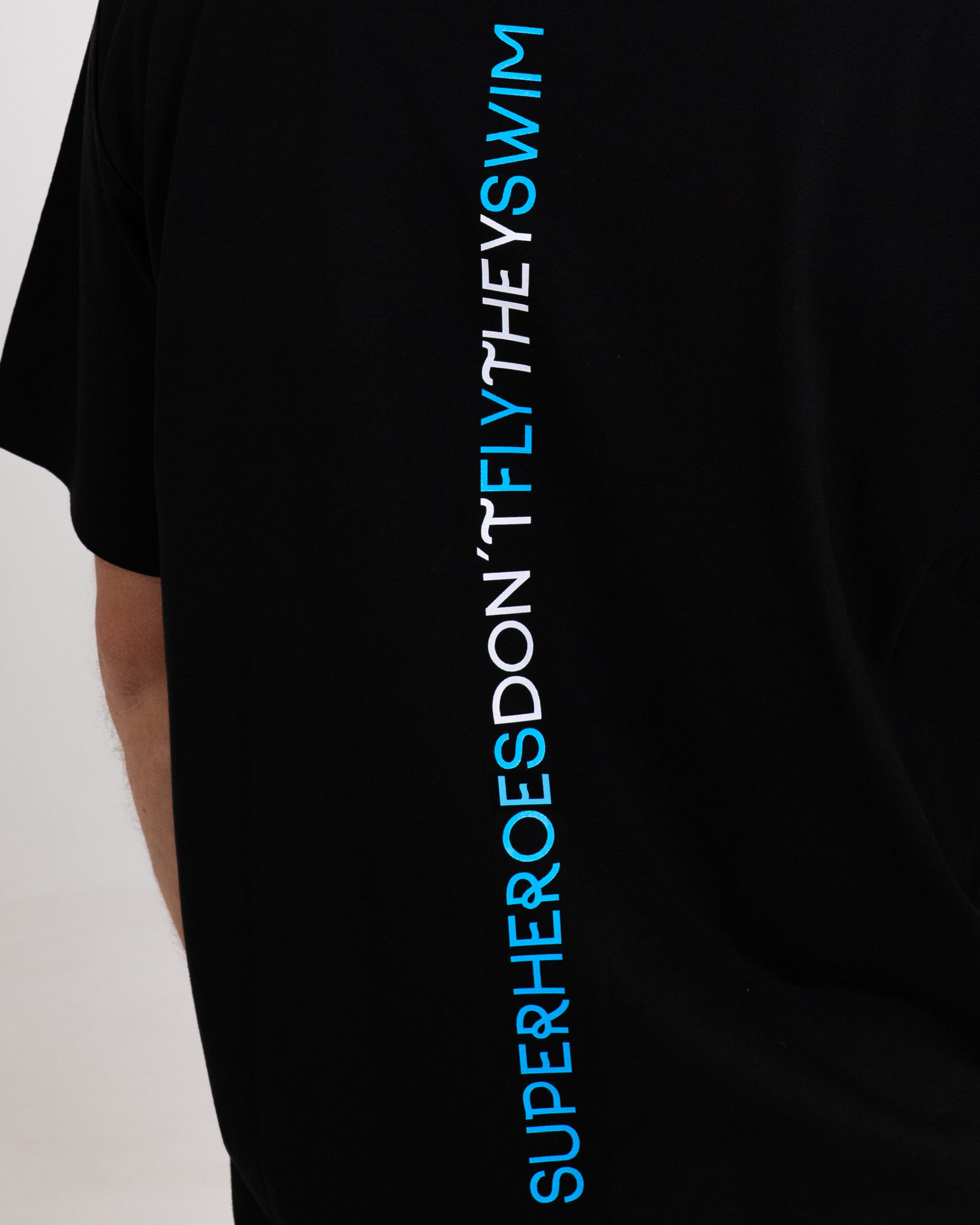Camiseta Regular Line Superheroes Swim Hombre Black 3 scaled