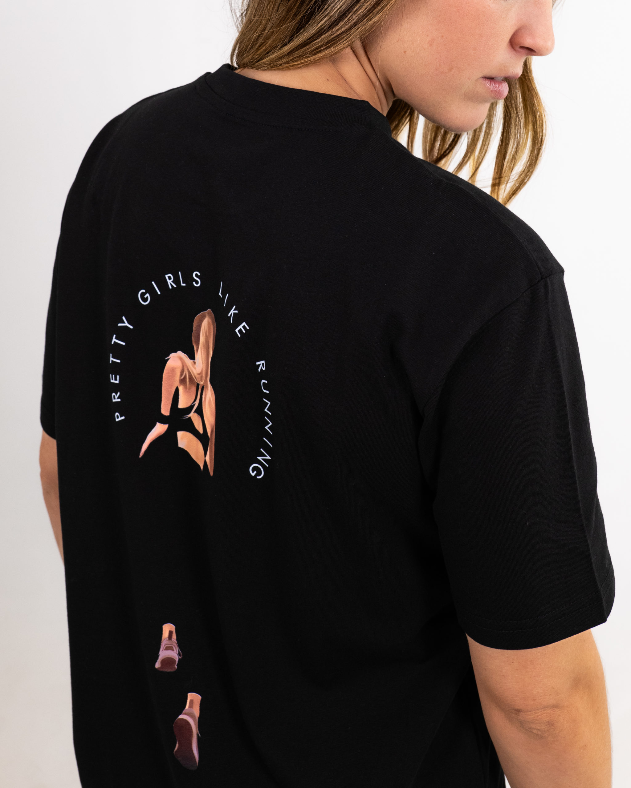 Camiseta Regular Pretty Girl Run Mujer Black 2 scaled