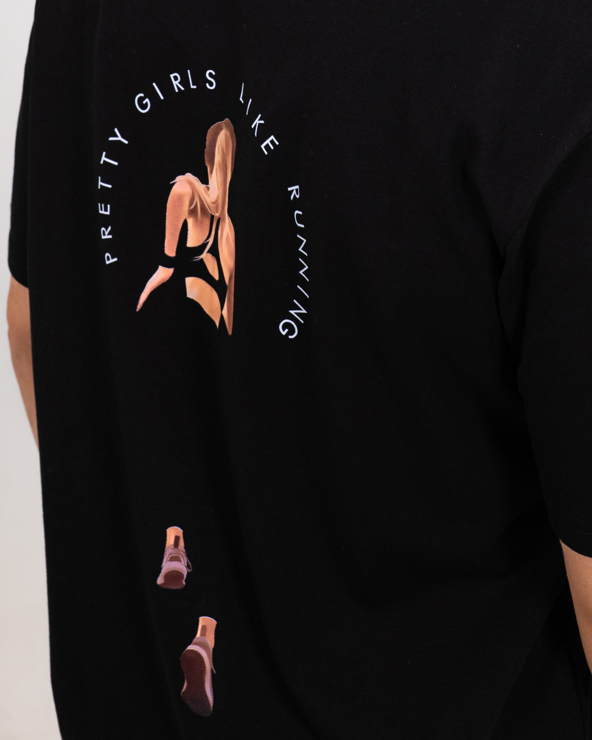 Camiseta Regular Pretty Girl Run Mujer Black 3 scaled