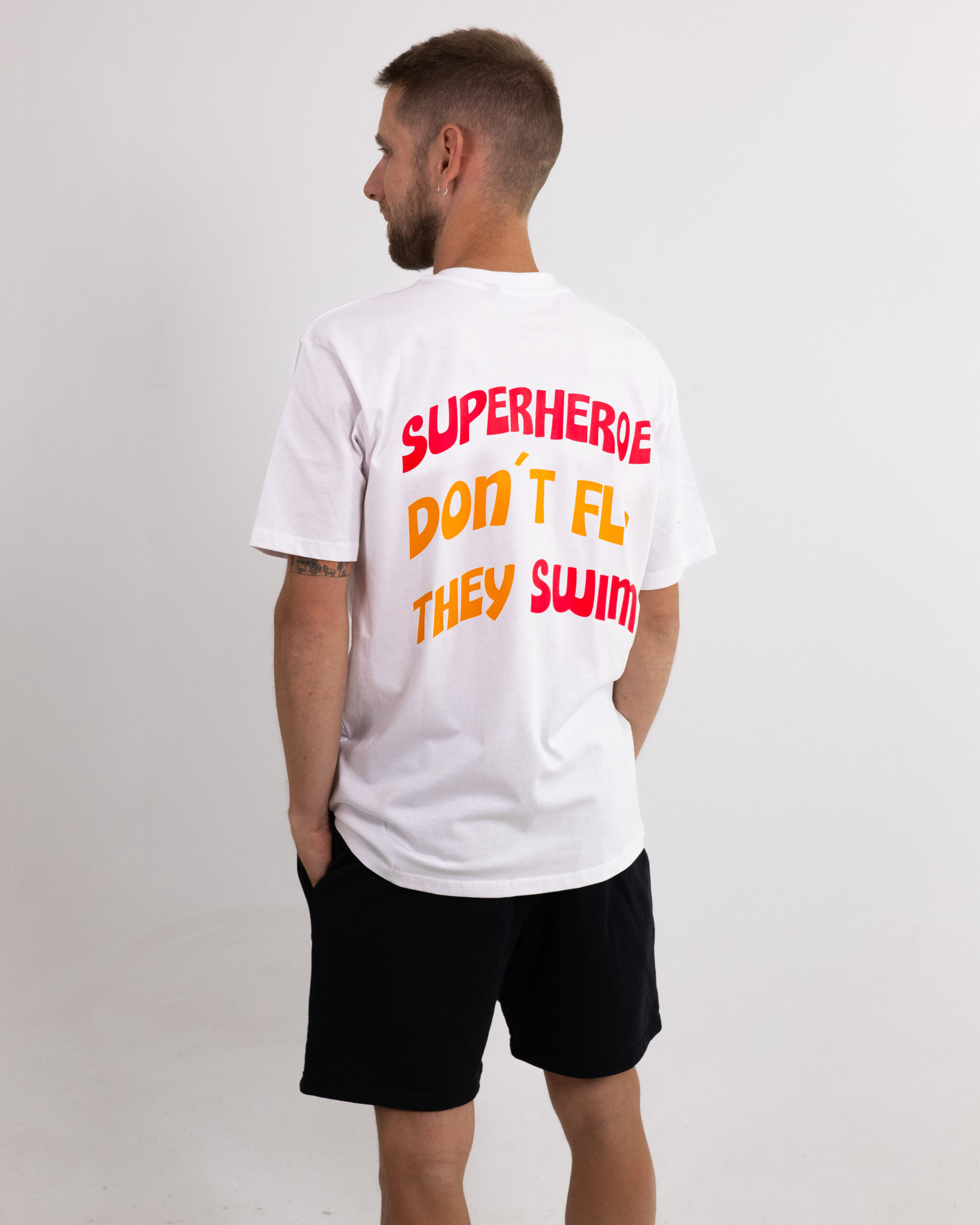 Camiseta Regular Superheroes Swim Hombre White 2 scaled