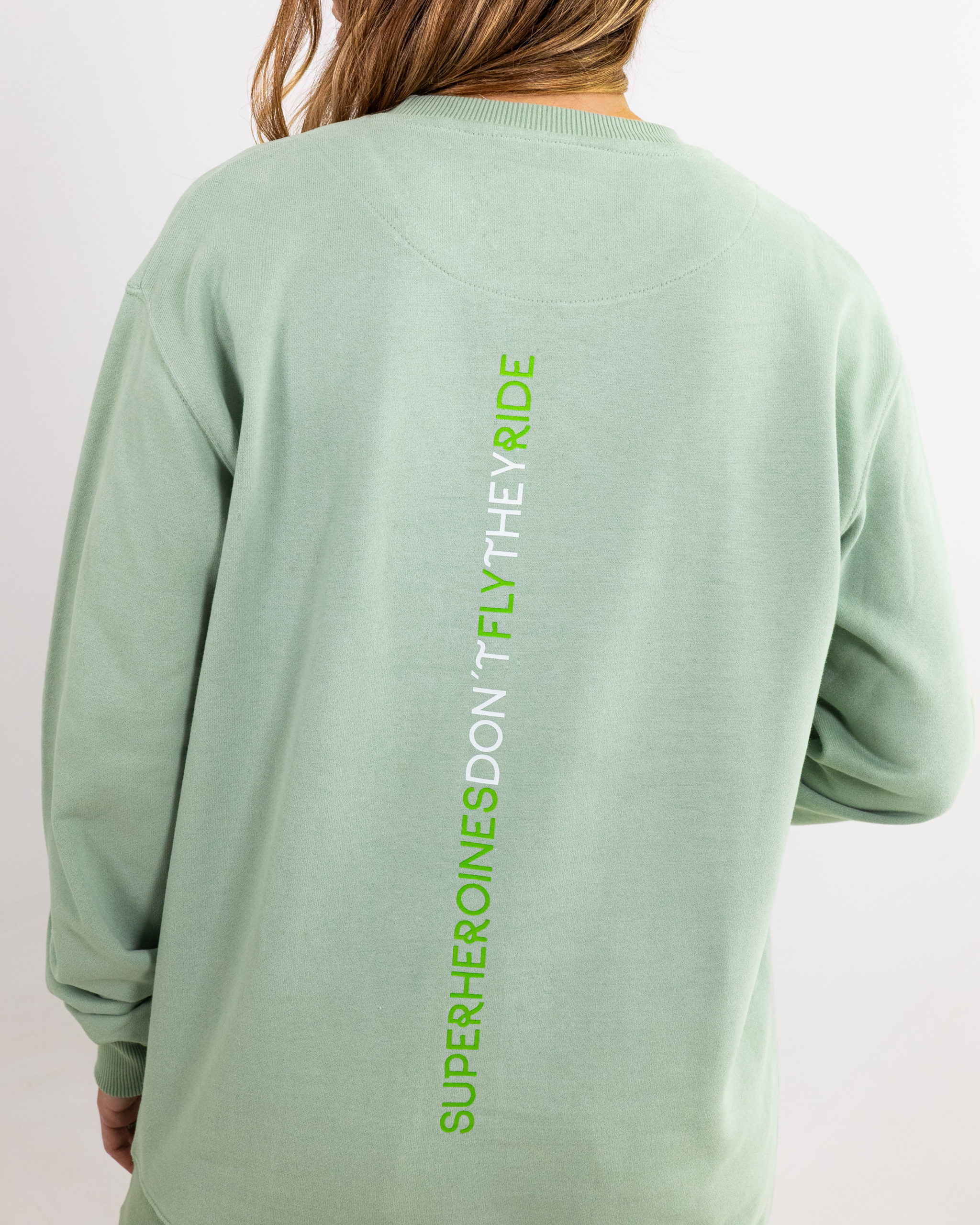 Crewneck-Regular-Line-Superheroines-Ride-Mujer-VerdeAqua-2 Crewneck Regular Line Superheroines Ride Mujer VerdeAqua 2 scaled