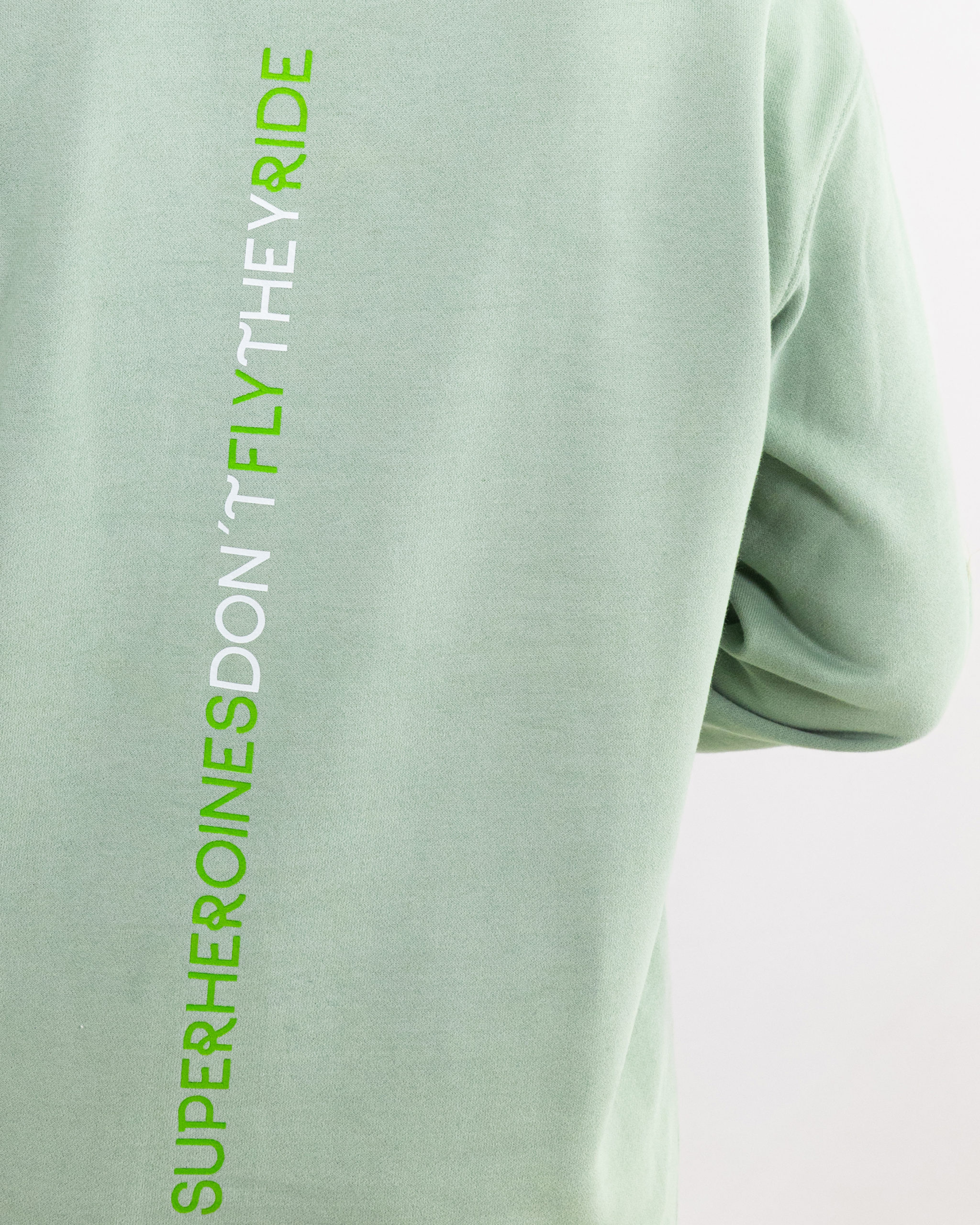 Crewneck-Regular-Line-Superheroines-Ride-Mujer-VerdeAqua-3 Crewneck Regular Line Superheroines Ride Mujer VerdeAqua 3 scaled